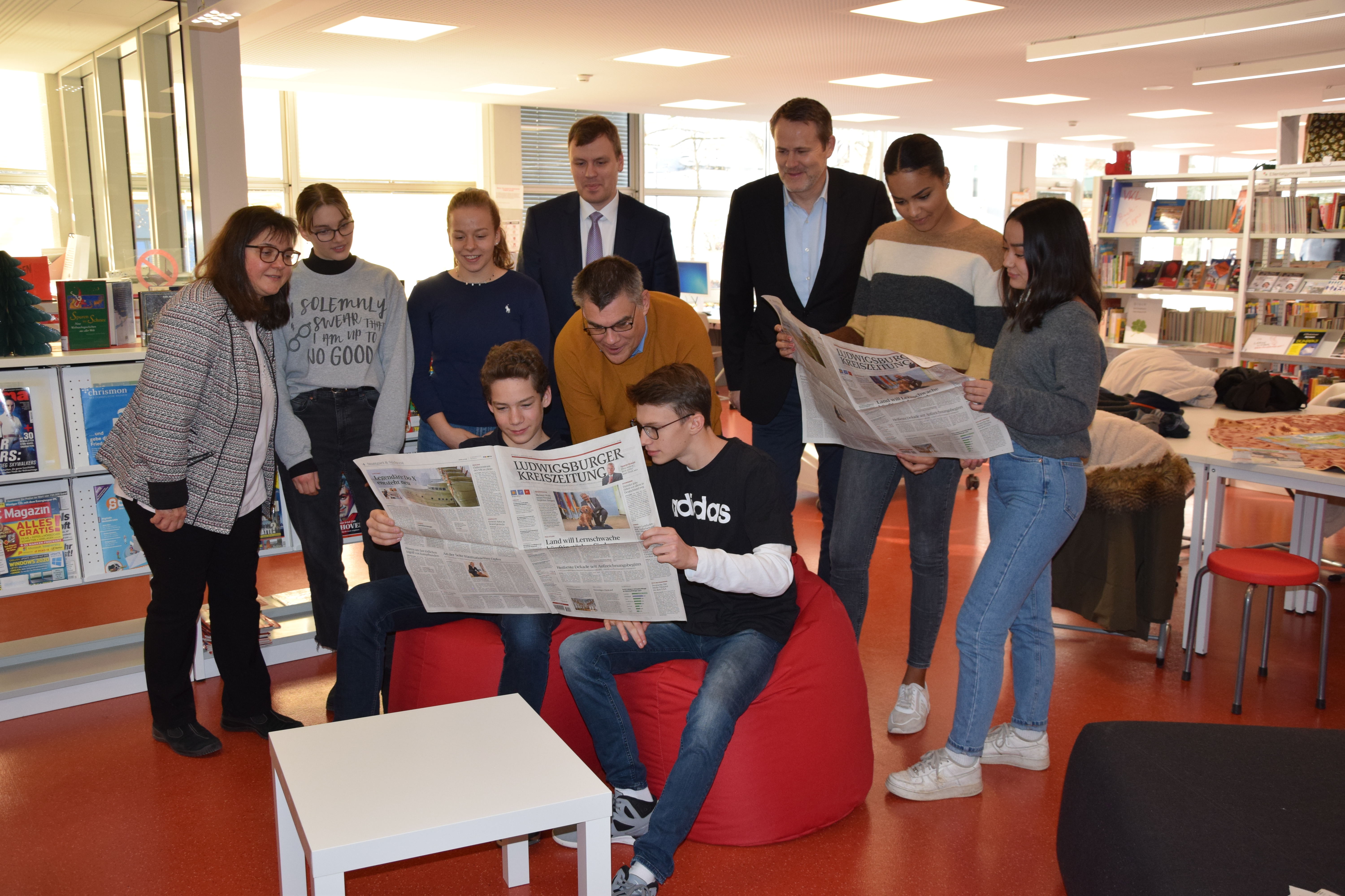 Schüler mit Schulbibliothekarin Astrid Vetter, Zeitungspate Sebastian Mensch, Schulleiter Lutz Kretschmer und Matthias Rühle von der LKZ (von links) beim Zeitunglesen. (Foto: F. Faust)