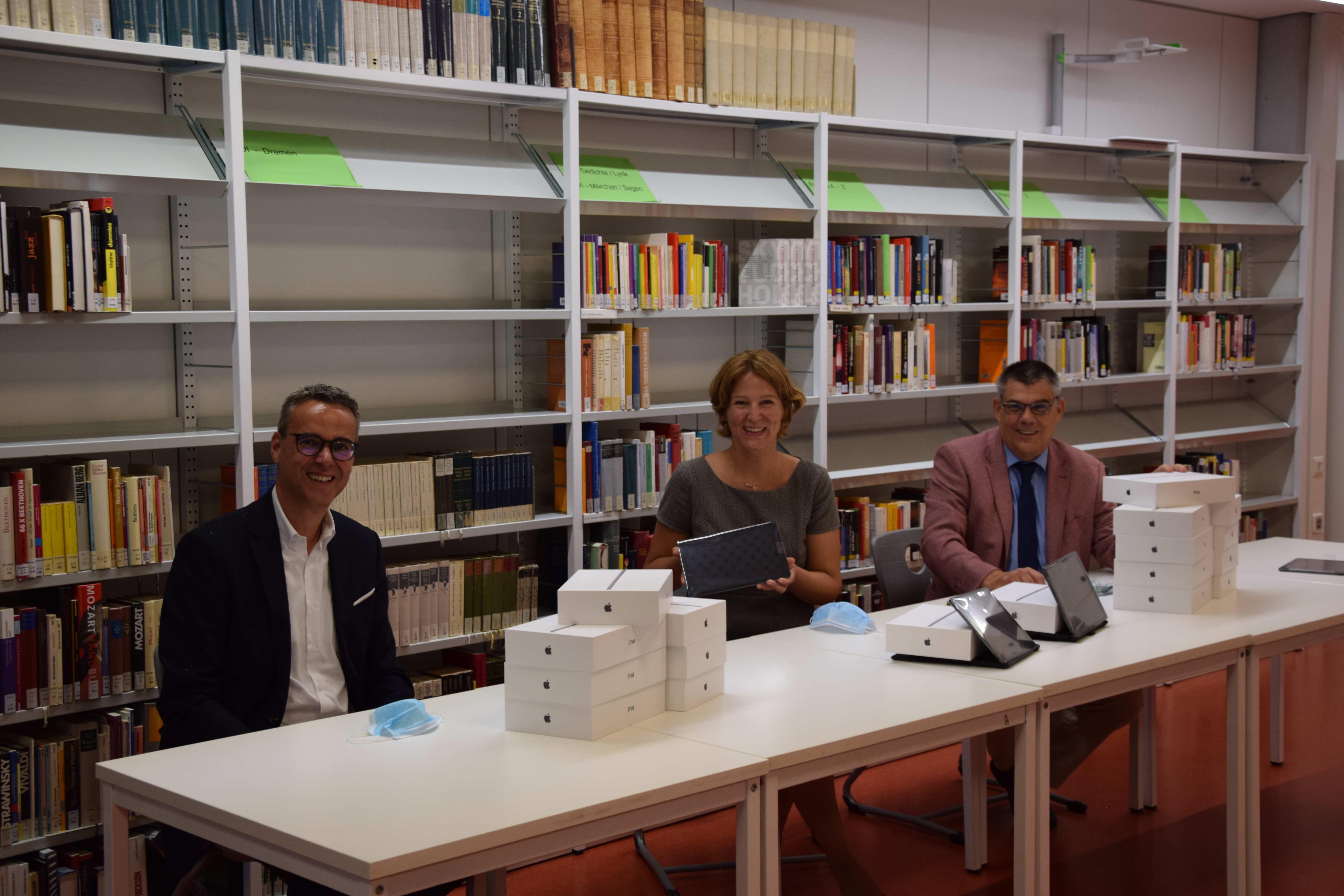 Holger Peters (CEO)  sowie Nicole Stockmann und Lutz Kretschmer bei der Übergabe der Tablets.