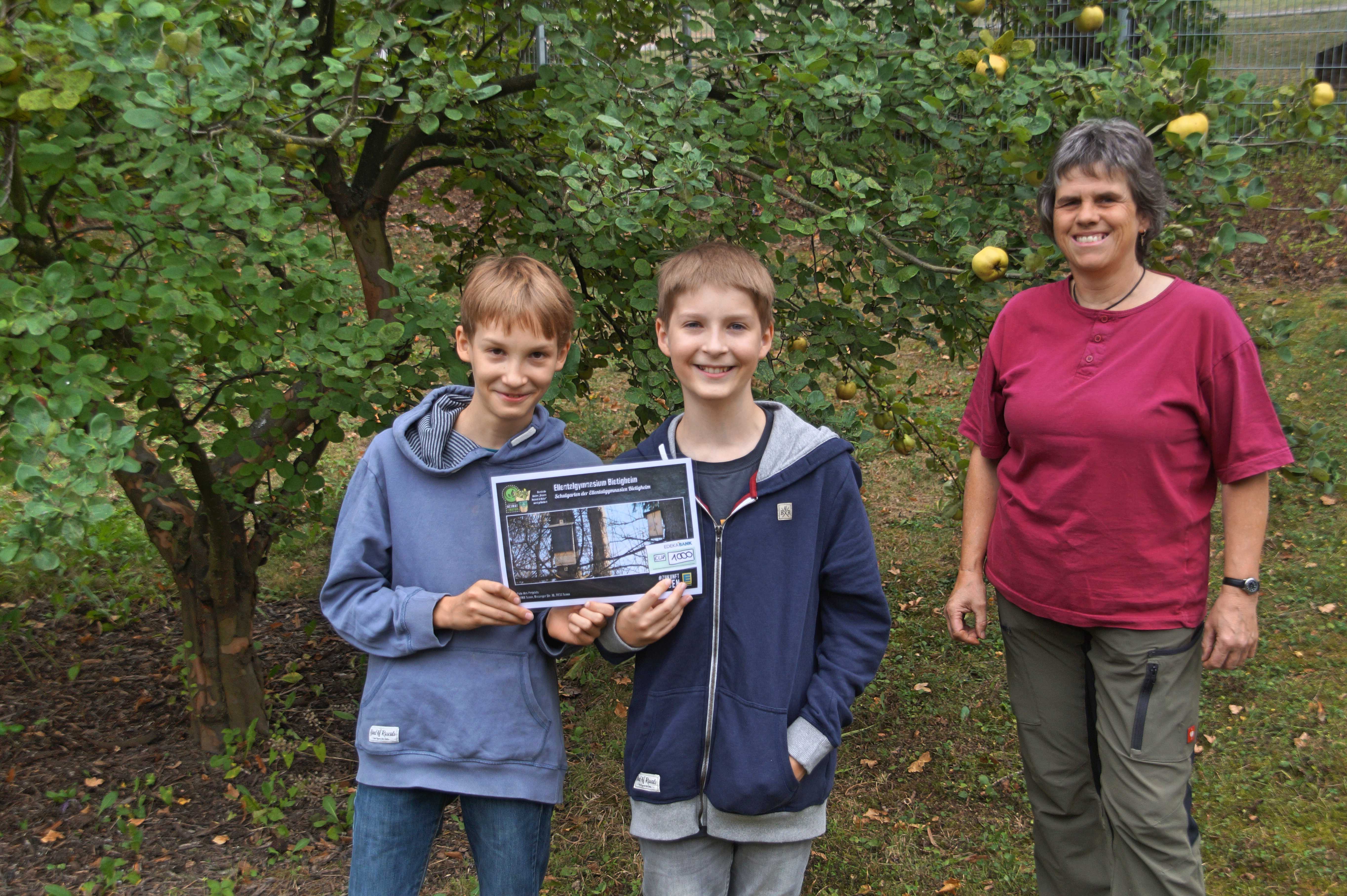 Die Geschwister Johannes und David Alpmann mit der Leiterin der Natur-AG Martina Wonner