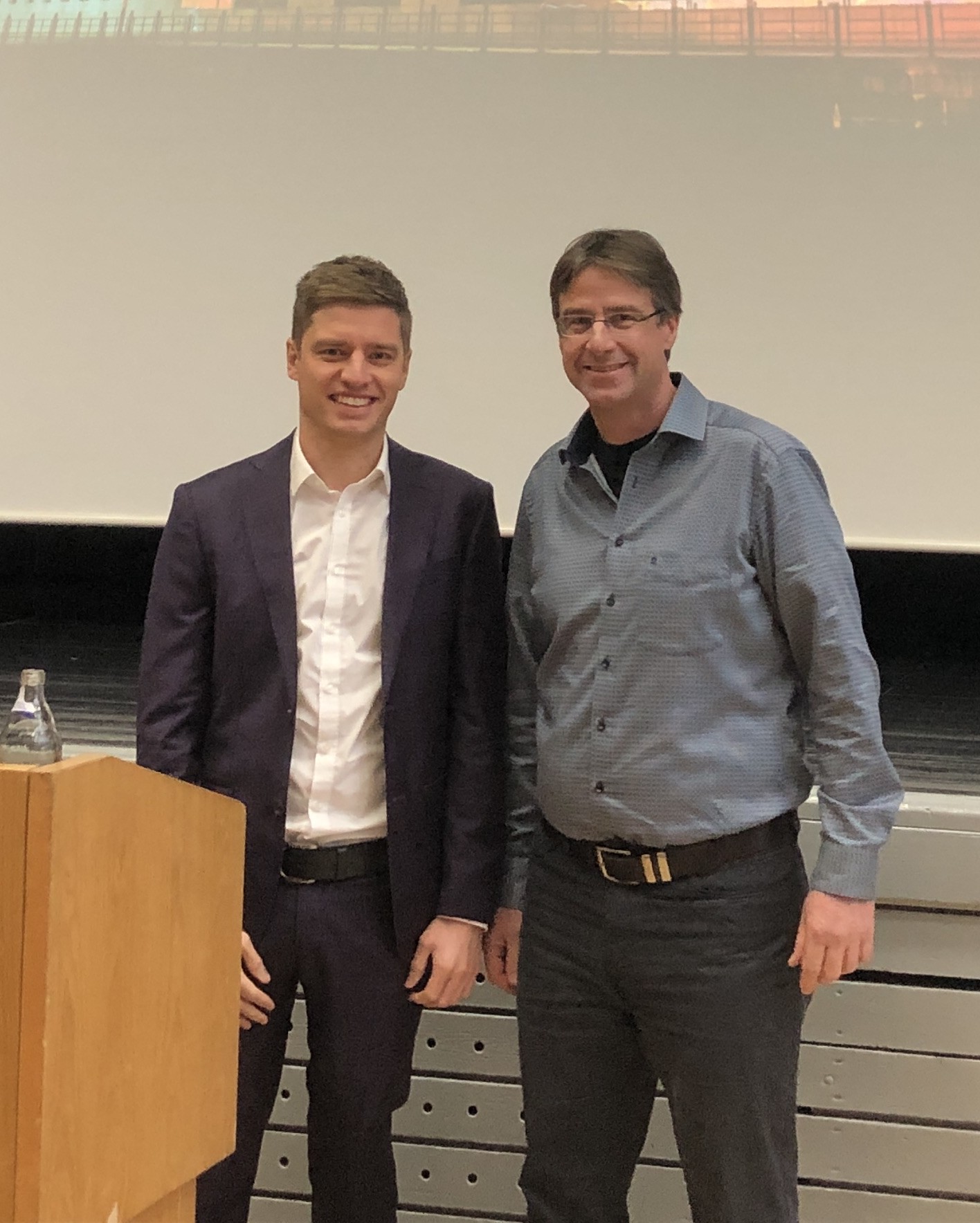 Felix Silin und Schulleiter Ingo Knesch (von links)