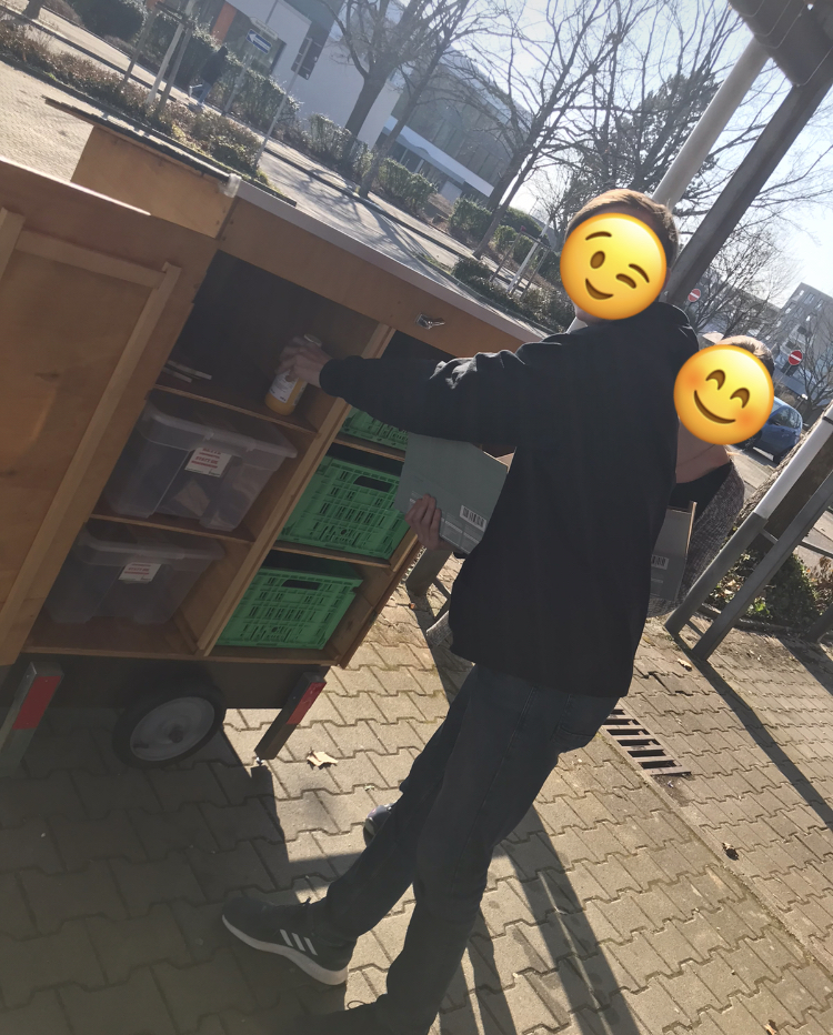 Die SMV "füttert" Brownie mit übrigen Lebensmitteln von einer Aktion 😋