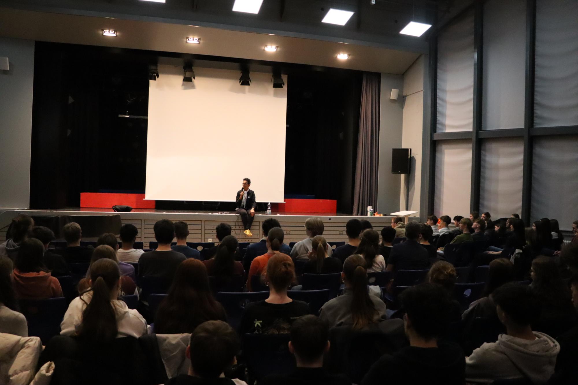 Mo Asumang in der vollbesetzten Aula 