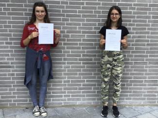 Natalie Rusbült (9c) und Selina Sözen (9s) 