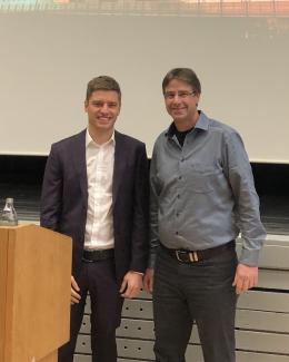 Felix Silin und Schulleiter Ingo Knesch (von links)