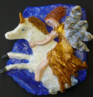 "Verrückte Engel", Tonrelief bemalt von Fiona Lukas, Kl. 6s. 