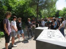 Vor dem Modell des Lagers