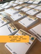 Die ersten Etiketten sind gefaltet.